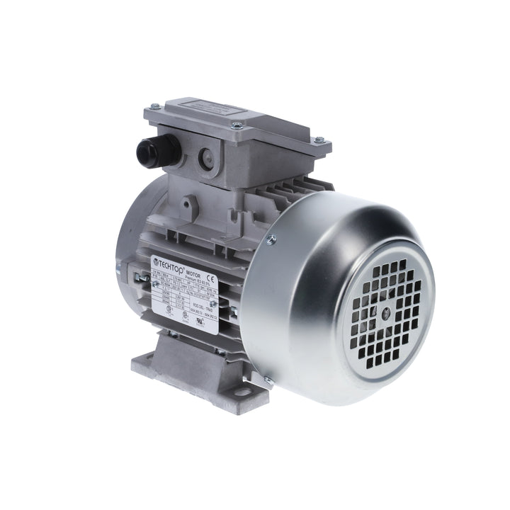 Motor trifásico TECHTOP con carcasa de aluminio resistente. Diseño versátil para montaje en patas o bridas, ideal para entornos industriales exigentes